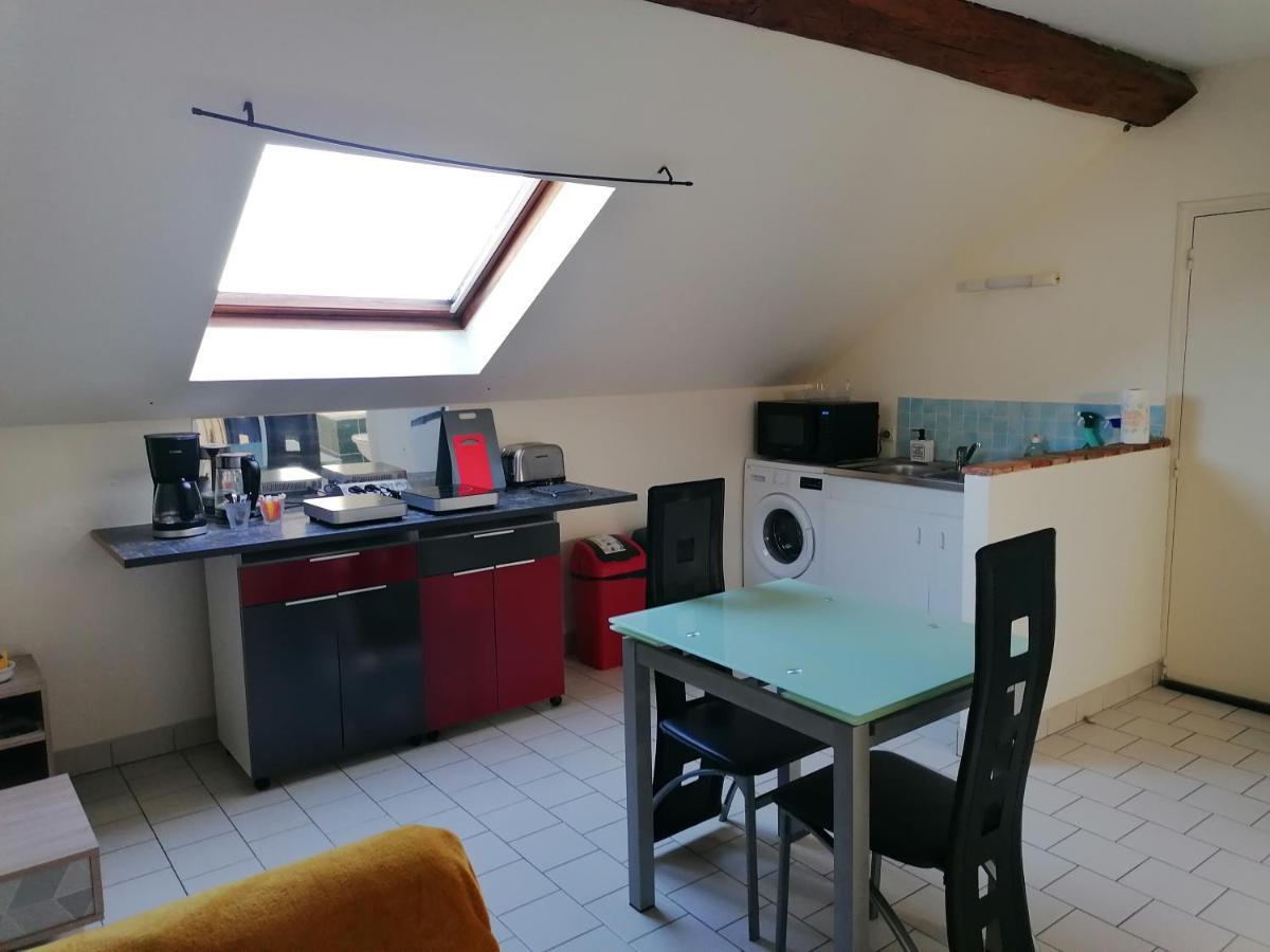Appartement Climatise Avec Parking Prive A Doue La Fontaine Exterior photo